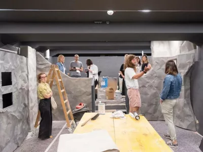 V tem sklopu bo na ogled ekolo&scaron;ka umetni&scaron;ka instalacija, za katero so uporabili smeti iz pred kratkim oči&scaron;čenega kra&scaron;kega brezna. F Valter Leban