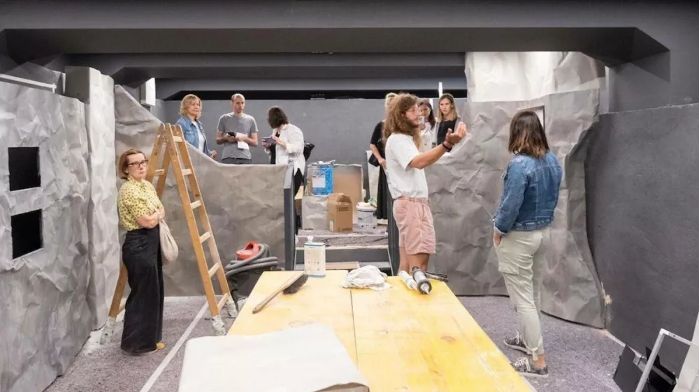 V tem sklopu bo na ogled ekolo&scaron;ka umetni&scaron;ka instalacija, za katero so uporabili smeti iz pred kratkim oči&scaron;čenega kra&scaron;kega brezna. F Valter Leban