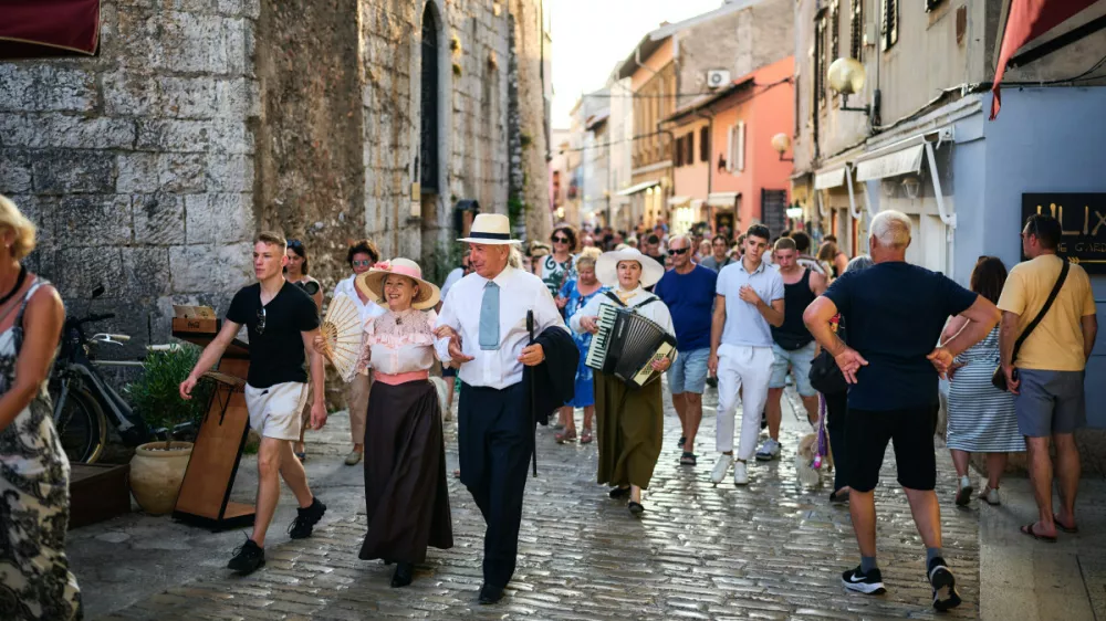La Mula de Parenzo je interpretativni sprehodi med gledali&scaron;čem, glasbo in zgodbami. F TZ Poreč