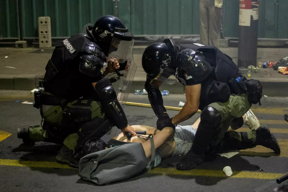 Law enforcement officers detain a demonstrator during an anti-government protest demanding snap elections, in Belgrade, Serbia, June 28, 2025. REUTERS/Marko Djurica