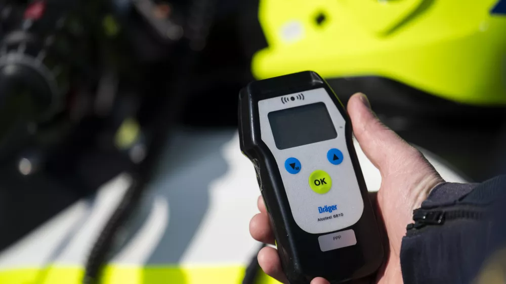 prometni nadzorpolicija - simbolična fotografijaprometna policijavarnost v prometupolicija na motorjihmotoristična policijaprehitri voznikiavtocestna policijaalkotestalkohol v prometu08.04.2025 Policijski nadzor, počivali&scaron;če PovodjeFOTO: Nik Erik Neubauer