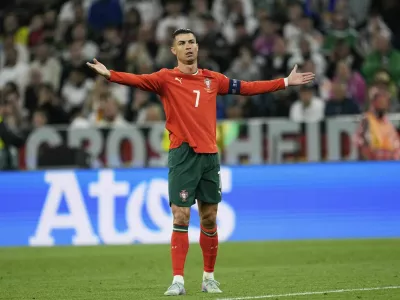 Cristiano Ronaldo je z 938 goli v članski konkurenci (800 v klubih, 138 za reprezentanco) najbolj&scaron;i strelec vseh časov, med drugim pa tudi edini nogometa&scaron;, ki je vsaj en gol dosegel na petih različnih svetovnih prvenstvih. Prihodnje leto bi ga lahko &scaron;e na &scaron;estem. 