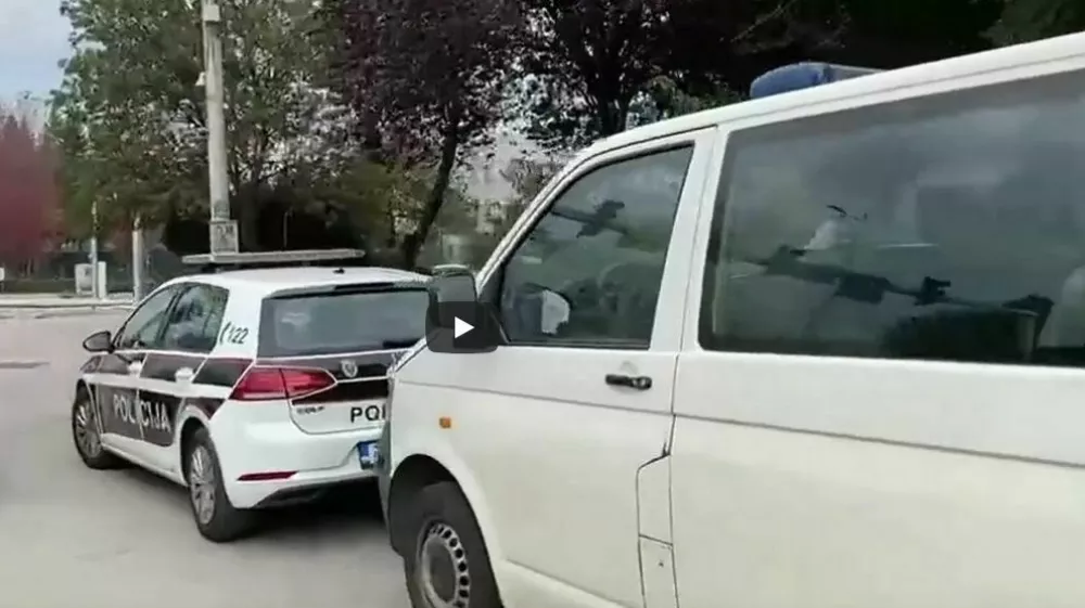 Pred srednjo kovinarsko &scaron;olo v Sarajevu so danes zjutraj odjeknili streli. Foto: zajem zaslona Avaz TV