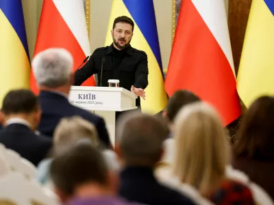 Ukraine's President Volodymyr Zelenskiy speaks at a press conference during a meeting with Polish President Andrzej Duda on Ukraine's Constitution Day, amid Russia's attack on Ukraine, in Kyiv, June, 28, 2025. REUTERS/Thomas Peter