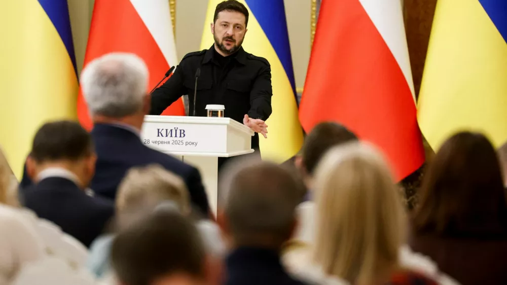 Ukraine's President Volodymyr Zelenskiy speaks at a press conference during a meeting with Polish President Andrzej Duda on Ukraine's Constitution Day, amid Russia's attack on Ukraine, in Kyiv, June, 28, 2025. REUTERS/Thomas Peter
