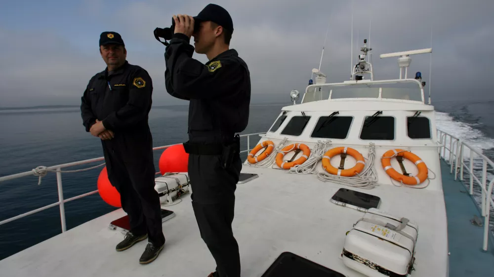 - Policija - policijski čoln P-111- Slovensko morje - primorska - pomor&scaron;čaki -  ///FOTO: Tomaž SkaleOPOMBA: ZA OBJAVO V PRILOGI &ndash; DNEVNIKOV OBJEKTIV - REPORTAŽA