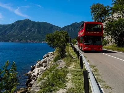 - Na poti od Herceg Novog do Svetog &Scaron;tefana.- Cesta ob obali v okolici Kotorja.- Boka Kotorska, Črna Gora- Turistični avtobus, turizem- 28.05.2025. - Reportaža o Jadranski magistrali ob 60. obletnici izgradnje in 70. obletnici začetka gradnje.- Jadranska magistrala, cesta, hrva&scaron;ka obala.OPOMBA: ZA OBJAVO V OBJEKTIVU!//FOTO: Bojan Velikonja