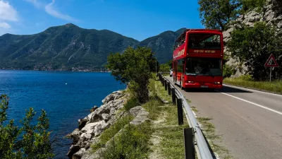 - Na poti od Herceg Novog do Svetog &Scaron;tefana.- Cesta ob obali v okolici Kotorja.- Boka Kotorska, Črna Gora- Turistični avtobus, turizem- 28.05.2025. - Reportaža o Jadranski magistrali ob 60. obletnici izgradnje in 70. obletnici začetka gradnje.- Jadranska magistrala, cesta, hrva&scaron;ka obala.OPOMBA: ZA OBJAVO V OBJEKTIVU!//FOTO: Bojan Velikonja