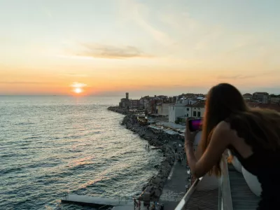 Terasi 99 poleg pestre ponudbe in sobotnih DJ večerov nudi nepozaben razgled na sončni zahod. F Hotel Piran