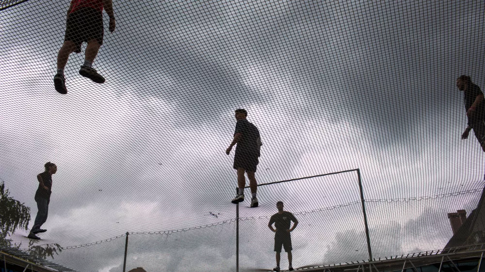 - Simbolična fotografija, medsebojni odnosi, ljudje v zraku, psihologija- 26.04.2024. Priprava trampolina nad Ljubljanico ob Novem trgu za prireditev Odbito na Ljubljanici. //FOTO: Bojan Velikonja