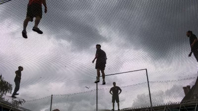 - Simbolična fotografija, medsebojni odnosi, ljudje v zraku, psihologija- 26.04.2024. Priprava trampolina nad Ljubljanico ob Novem trgu za prireditev Odbito na Ljubljanici. //FOTO: Bojan Velikonja