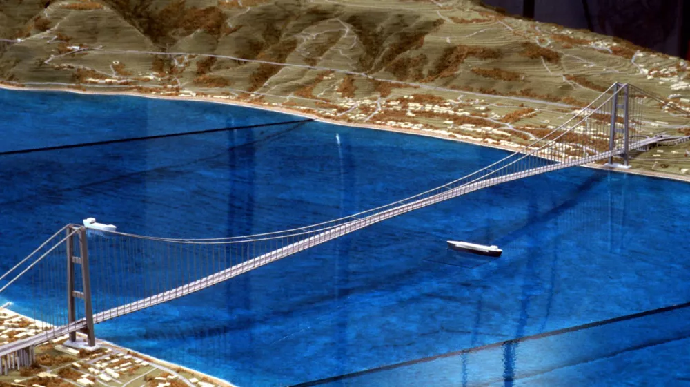 An undated file photo of a plastic model of what is to be the world's longest suspension bridge, a mega-span linking the Italian mainland to the island of Sicily across the torrid straits of Messina. Italy will announce on October 12, 2005 the winner of the contract to build the world's largest suspension bridge, a 4.4 billion euro ($5.3 billion) project linking the island of Sicily to the Italian mainland. The Messina Bridge project has been on the drawing board for nearly 40 years but has been snarled by problems ranging from bickering among planners to allegations of Mafia involvement. REUTERS/Tony Gentile