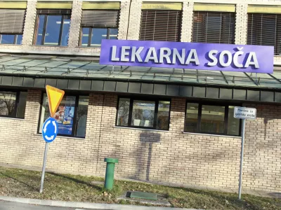 Lekarna URI Soča, Univerzitetni rehabilitacijski in&scaron;titut, Linhartova 51 v Ljubljani  - 28.11.2013 - protest lekarn - Večina lekarn po Sloveniji za eno uro protestno zaprla svoja vrata zaradi nespo&scaron;tovanja zakona o lekarni&scaron;ki dejavnosti, pri čemer v Lekarni&scaron;ki zbornici Slovenije izpostavljajo primer v Postojni, kjer Lekarna Ljubljana odpira svojo enoto.//FOTO: Luka Cjuha