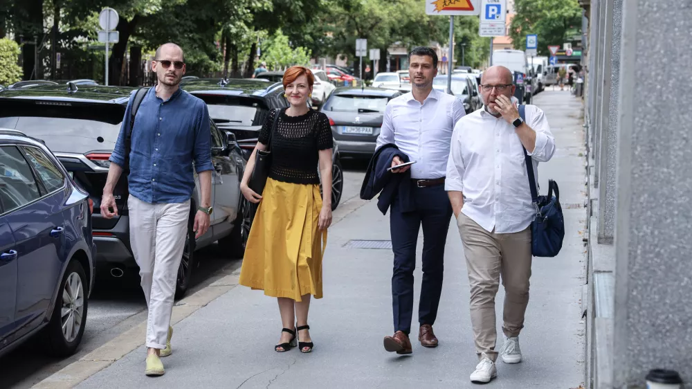 Matej Ta&scaron;ner Vatovec, Asta Vrečko, Jani Prednik- 30.06.2025 - Koalicijski partnerji se bodo pri premierju Robertu Golobu sestali na t.i. mini koalicijskem vrhu. Golob bo po nedavnem sprejetju deklaracije o zvi&scaron;anju obrambnih izdatkov članic Nata na pet odstotkov BDP do leta 2035 stranki SD in Levico, ki sta podpori dogovoru nasprotovali, podrobneje seznanil s potekom pogajanj in koraki pri pripravi akcijskega načrta glede investicij za izpolnitev ciljev na področje obrambe//FOTO: Jaka Gasar