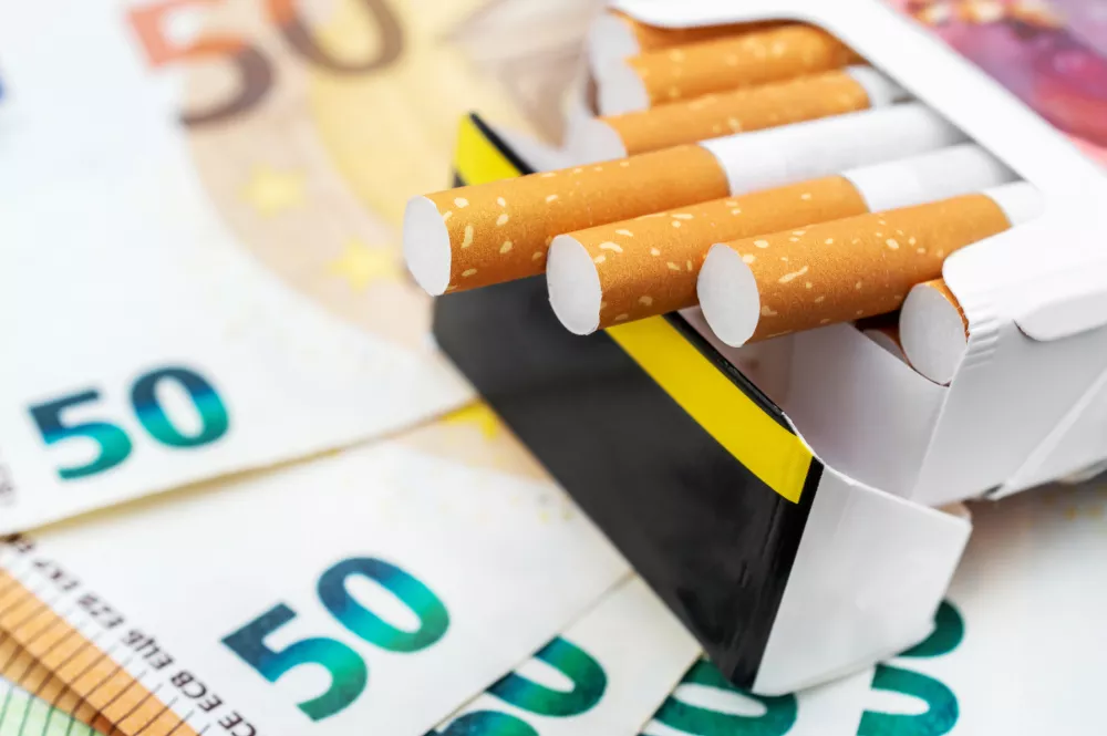 Pack of cigarettes on the euro bills. Close up. / Foto: Ligorko