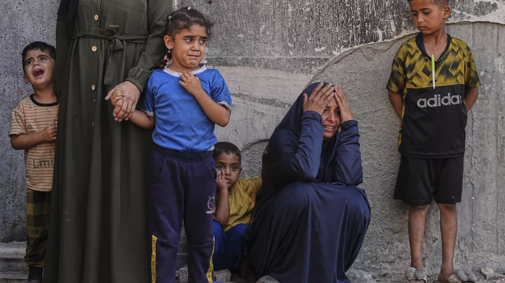 Relatives of Palestinians killed in Israeli strikes on the Gaza Strip mourn their deaths at Shifa Hospital in Gaza City, Saturday, June 28, 2025. (AP Photo/Jehad Alshrafi) / Foto: Jehad Alshrafi
