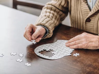 cropped view of senior man playing with puzzles / Foto: Lightfieldstudios