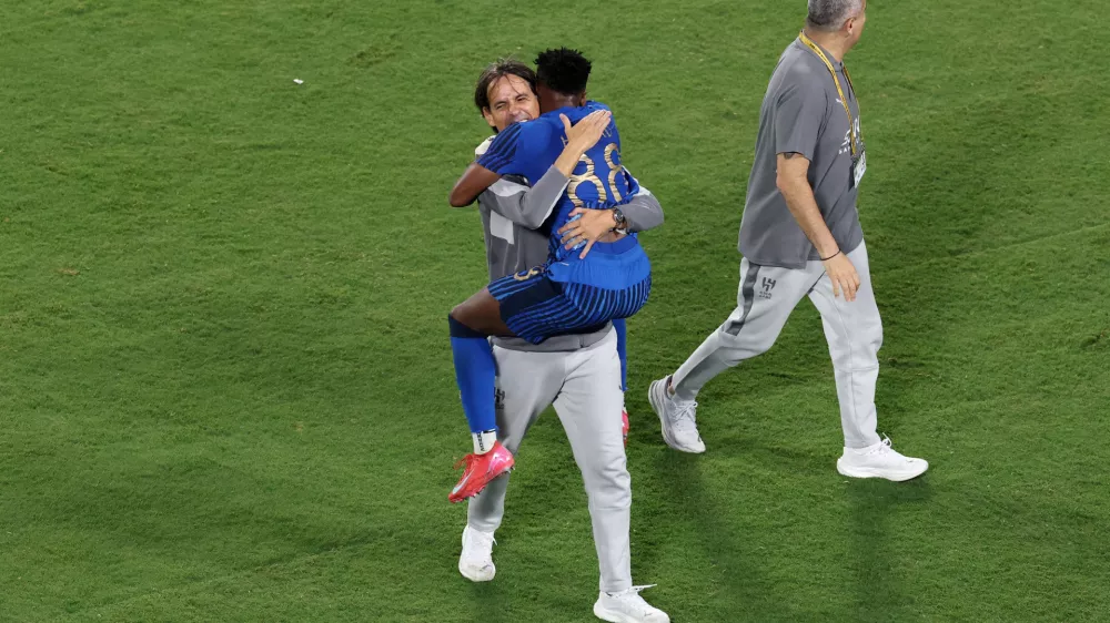 Soccer Football - FIFA Club World Cup - Round of 16 - Manchester City v Al Hilal - Camping World Stadium, Orlando, Florida, U.S. - June 30, 2025 Al Hilal coach Simone Inzaghi and Hamad Al Yami celebrate after Marcos Leonardo scores their fourth goal REUTERS/Hannah Mckay