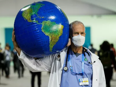 Emergency physician Joe Vipond, a member of Canadian Association of Physicians for the Environment (CAPE), poses for photographers with a model of the globe as he stands for support of climate agenda during the United Nations Climate Change Conference (COP29), in Baku, Azerbaijan November 15, 2024. REUTERS/Maxim Shemetov