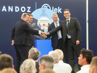 - Robert Golob, Predsednik RS,- Richard Saynor, izvr&scaron;ni direktor Sandoz,- Glenn A. Gerecke, direktor proizvodnje Sandoz,- Gregor Makuc, glavni izvr&scaron;ni direktor Leka,- 01.07.2025. - Simbolična položitev temeljnega kamna za 400-milijonsko naložbo družbe Lek Sandoz v obrat za proizvodnjo podobnih biolo&scaron;kih zdravil.//FOTO: Bojan Velikonja