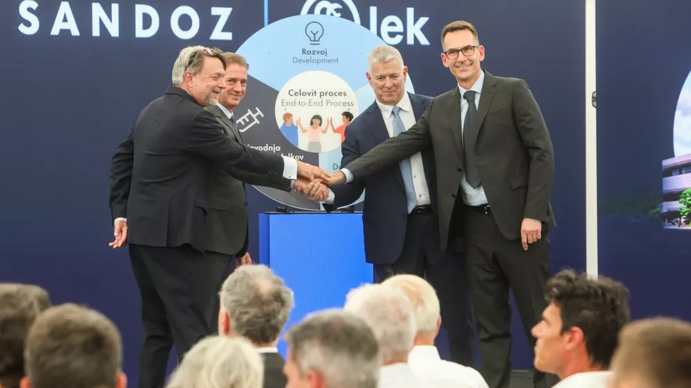 - Robert Golob, Predsednik RS,- Richard Saynor, izvr&scaron;ni direktor Sandoz,- Glenn A. Gerecke, direktor proizvodnje Sandoz,- Gregor Makuc, glavni izvr&scaron;ni direktor Leka,- 01.07.2025. - Simbolična položitev temeljnega kamna za 400-milijonsko naložbo družbe Lek Sandoz v obrat za proizvodnjo podobnih biolo&scaron;kih zdravil.//FOTO: Bojan Velikonja