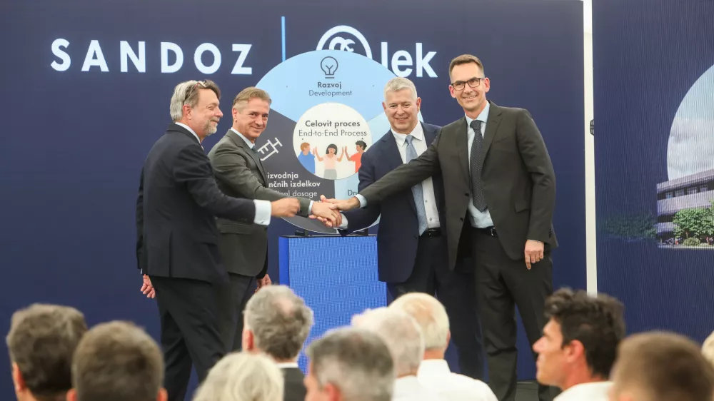 - Robert Golob, Predsednik RS,- Richard Saynor, izvr&scaron;ni direktor Sandoz,- Glenn A. Gerecke, direktor proizvodnje Sandoz,- Gregor Makuc, glavni izvr&scaron;ni direktor Leka,- 01.07.2025. - Simbolična položitev temeljnega kamna za 400-milijonsko naložbo družbe Lek Sandoz v obrat za proizvodnjo podobnih biolo&scaron;kih zdravil.//FOTO: Bojan Velikonja