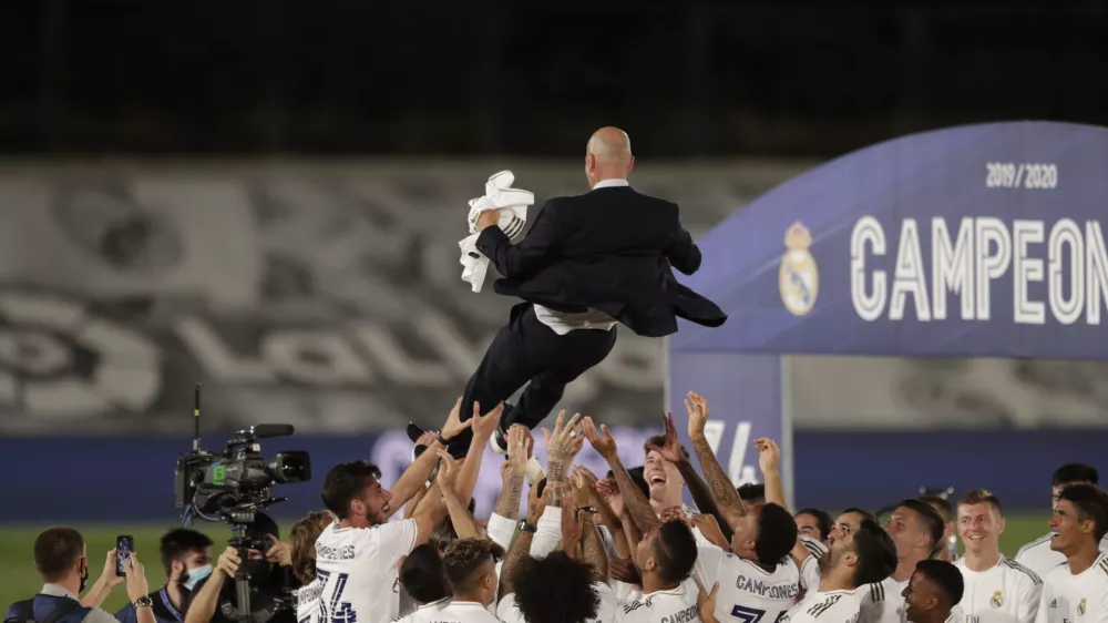 Real Madrid's players throw on the air their head coach Zinedine Zidane, as they celebrate after winning the Spanish La Liga 2019-2020 following a soccer match between Real Madrid and Villareal at the Alfredo di Stefano stadium in Madrid, Spain, Thursday, July 16, 2020. (AP Photo/Bernat Armangue) / Foto: Bernat Armangue