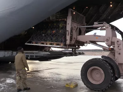 Ukrainian service members unload anti-tank weapons supplied by Britain at the Boryspil airport outside Kyiv, Ukraine January 18, 2022. Picture taken January 18, 2022. Ukrainian Defence Ministry/Handout via REUTERS ATTENTION EDITORS - THIS IMAGE WAS PROVIDED BY A THIRD PARTY.