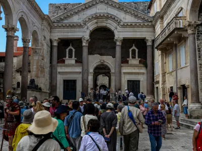 - Trg pred Dioklecijanovo palačo v Splitu.- Turizem, turisti, množični turizem,- Hrva&scaron;ka,- 27.05.2025. - Reportaža o Jadranski magistrali ob 60. obletnici izgradnje in 70. obletnici začetka gradnje.- Jadranska magistrala, cesta, hrva&scaron;ka obala.OPOMBA: ZA OBJAVO V OBJEKTIVU!//FOTO: Bojan Velikonja
