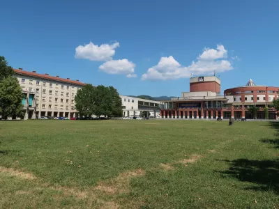 Nevidno sijoče mesto, Nova Gorica, travnik pred mestno občino / Foto: Nata&scaron;a Bucik Ozebek