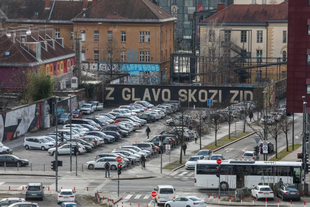 - Simbolična fotografija, trma, vztrajnost brez razloga, Politika. Napačne odločitve.- 29.01.2025. -Parkiri&scaron;če Metelkova, Napis na steni: Z glavo skozi zid.//FOTO: Bojan Velikonja