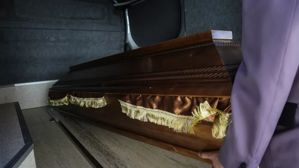 - pogrebne storitve - prevoz pokojnikov - krsta- pokopali&scaron;ke in pogrebne dejavnosti - upravljanje in urejanje pokopali&scaron;č -  //FOTO: Luka CjuhaOPOMBA: DNEVNIKOV OBJEKTIV - REPORTAŽA 2016.