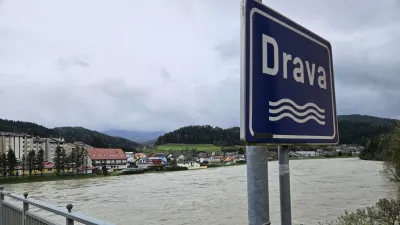 Vuzenica, ob reki Dravi.V Vuzenici so sprozili opozorilno sireno zaradi narascanja reke Drave.Narasla reka Drava.