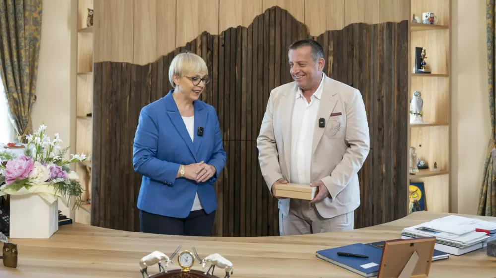 Joc Pečečnik predsednici republike NAta&scaron;i Pirc Musar predal "v začasno uporabo" unikatno leseno mizo 