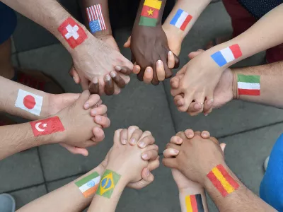 Prijatelje imamo po vsem svetu. / Foto: Istock