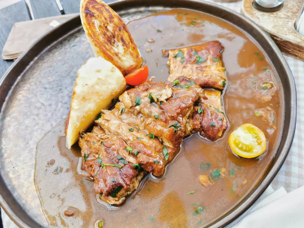 Teletina v naravni omaki s sirovimi &scaron;truklji / Foto: Miha First