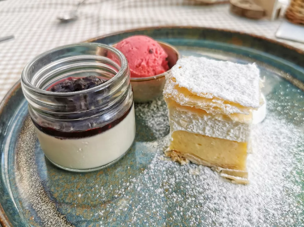 Panakoto, manj&scaron;a krem&scaron;nita in jagodov sladoled na čokoladnem drobljencu. / Foto: Miha First