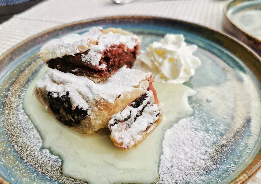 Vi&scaron;njev zavitek na vaniljevi kremi / Foto: Miha First