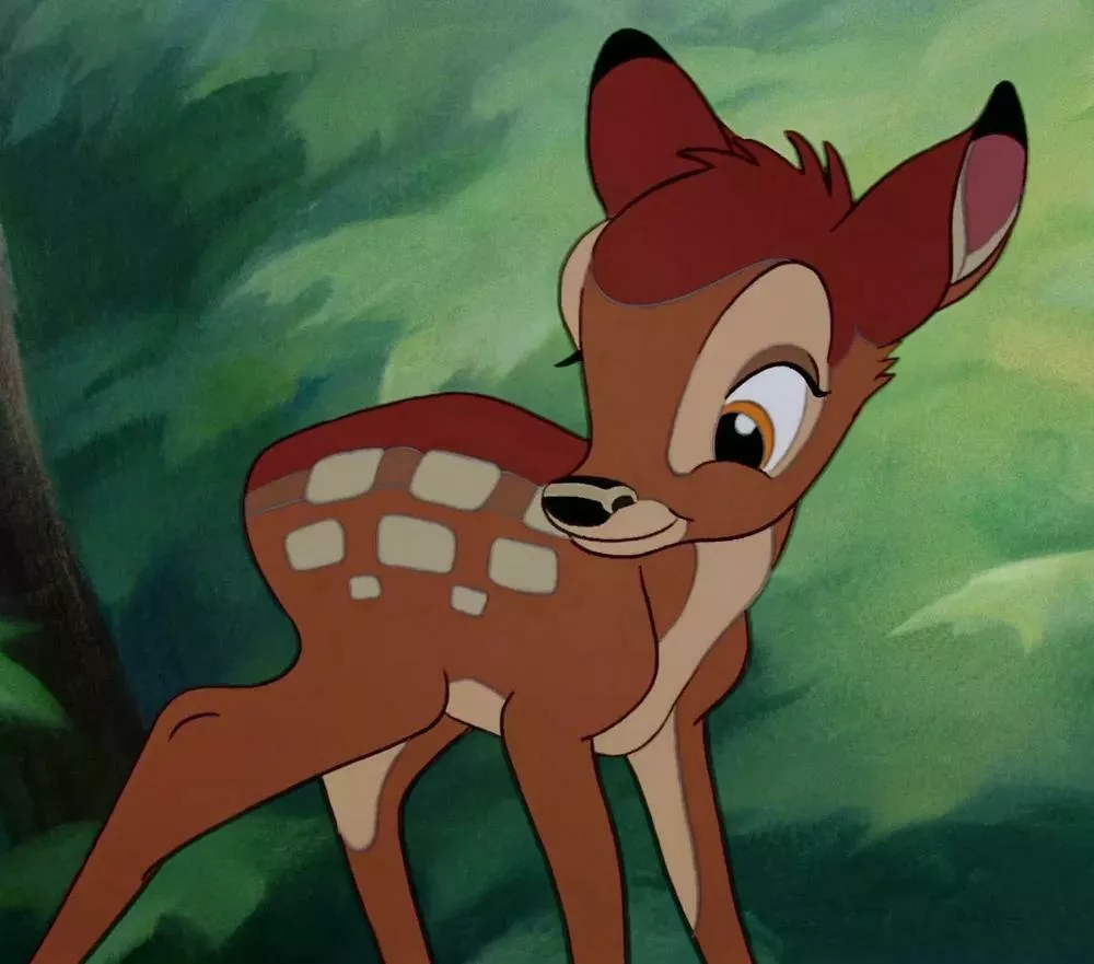 Bambi, mlad in nedolžen z velikimi očmi, mehkim glasom in nerodnimi gibi kot tak omogoča močno identifikacijo otrok s svojo lastno ranljivostjo. / Foto: Disney.fandom/wiki