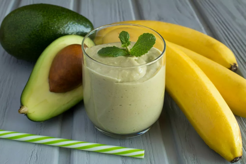 Smoothie with avocado and banana on the gray wooden background. Close-up. / Foto: Liudmyla Yaremenko