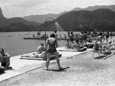 Tudi na Bledu je bilo vselej živahno. / Foto: Marjan Ciglič, hrani Muzej novej&scaron;e in sodobne zgodovine Slovenije