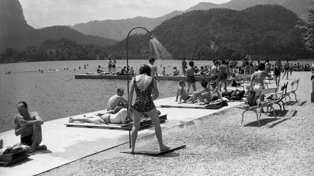 Tudi na Bledu je bilo vselej živahno. / Foto: Marjan Ciglič, hrani Muzej novej&scaron;e in sodobne zgodovine Slovenije