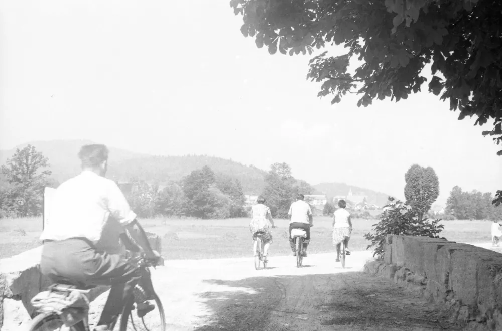 Na kopanje s kolesi&nbsp;/ Foto: Marjan Ciglič, hrani Muzej novej&scaron;e in sodobne zgodovine Slovenije