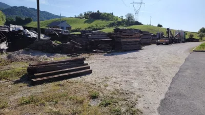 Na tem parkiri&scaron;ču v Spodnjih Negonjah v občini Roga&scaron;ka Slatina je v začetku junija stric ustrelil svojega nečaka. Foto Mojca Marot / Foto: Mojca Marot