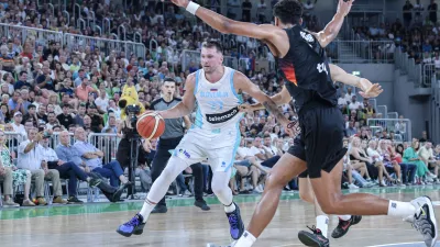 Luka Dončić je že na prvi pripravljalni tekmi v Stožicah navdu&scaron;il z nekaj potezami, pa tudi s svojo novo podobo. / Foto: Jaka Gasar