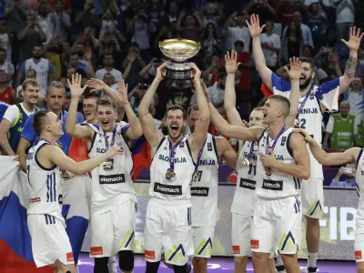 Slovenia's Goran Dragic, center, lifts the trophy after defeating Serbia in the Eurobasket European Basketball Championship final match in Istanbul, Sunday, Sept. 17. 2017. (AP Photo/Thanassis Stavrakis) / Foto: Thanassis Stavrakis