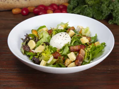 Lyonnaise Salad with greens and egg served in dish isolated on table top view of arabian food / Foto: Waqar Hussain