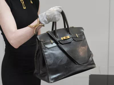 Prvo, originalno torbico znamke Herm&egrave;s Birkin so prodali za rekordnih 8,6 milijona evrov. / Foto: AP