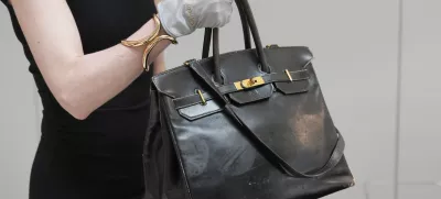 Prvo, originalno torbico znamke Hermès Birkin so prodali za rekordnih 8,6 milijona evrov. / Foto: AP