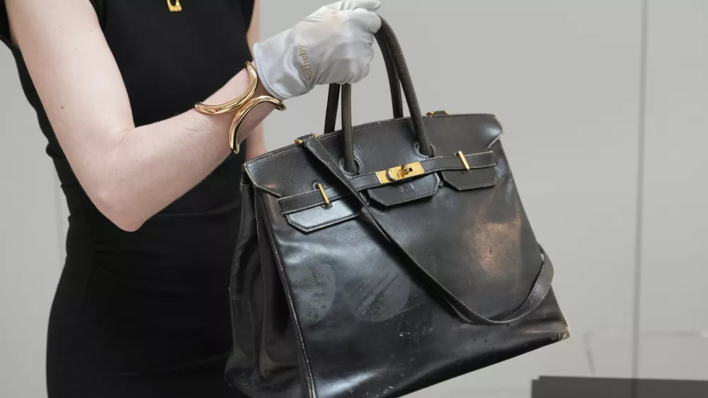 Prvo, originalno torbico znamke Herm&egrave;s Birkin so prodali za rekordnih 8,6 milijona evrov. / Foto: AP
